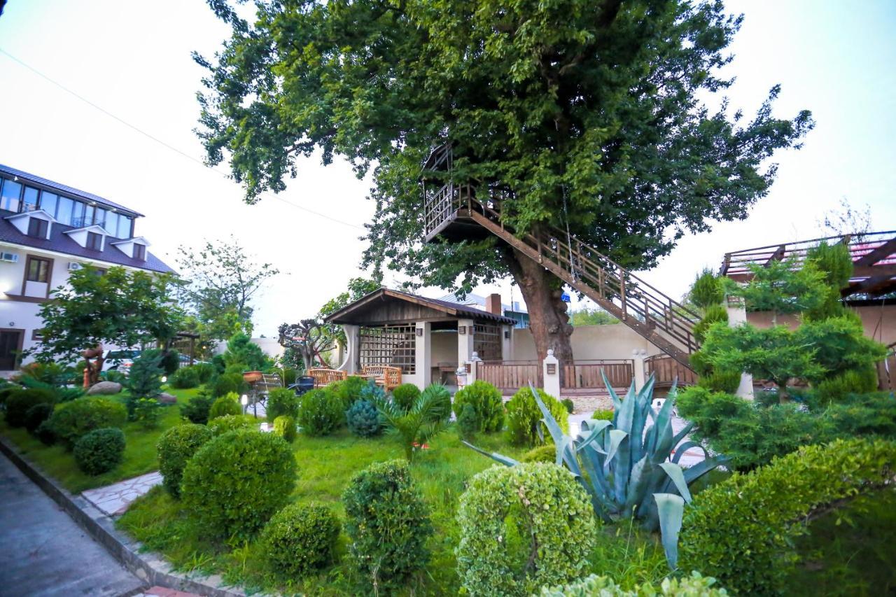 Garden Hotel Kutaisi Esterno foto