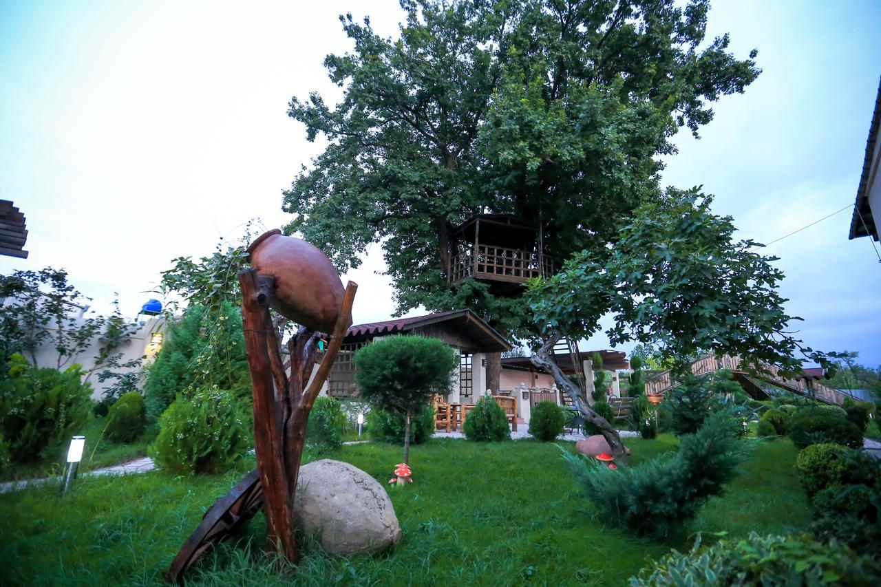 Garden Hotel Kutaisi Esterno foto